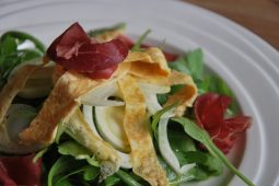 Jamies bresaola-omelet salade