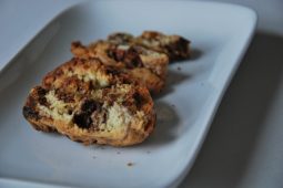 Biscotti met goji-bessen, amandelen en chocolade