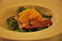 Gerookte eendenborstsalade met sinaasappel