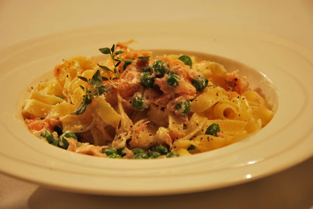 Tagliatelle met zalm, roomsaus en erwten My Food Blog