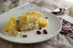 Vegetarische zuurkoolschotel met ananas, appel en rozijnen