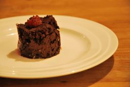 Fudgy brownies met double chocolate, frambozen en pecannoten