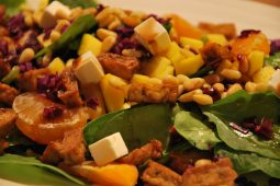 Superfood Sunday: vega gezonde salade met mango, spinazie en tofu