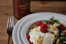 Warme geitenkaas salade met framboos en peer