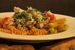 Italian cuisine: simpele pasta met gerookte kip
