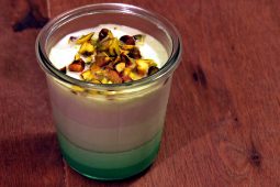 Kue lapis pudding (pudding met laagjes en pandan)
