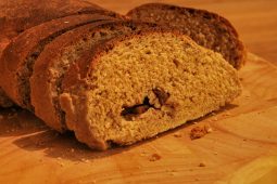 Zelf bruin brood maken met walnoten en rozijnen