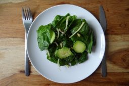 Spinaziesalade met avocado en venkel