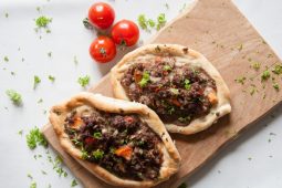 Turkse pide met gehakt (etli pide)