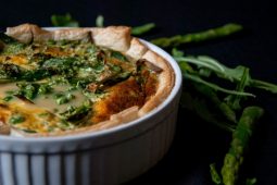 Aspergequiche met erwtjes en rucola