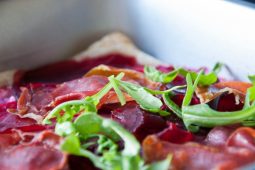 Plaattaart met bietjes, parmaham en rucola