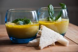 Zomerse pittige gele gazpacho