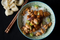 Kip siam (Thaise kip met cashewnoten)