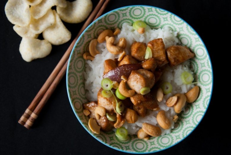 Kip siam (Thaise kip met cashewnoten)