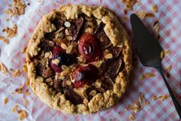 Vijgen en pruimen galette met een frangipane vulling