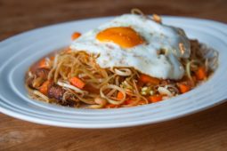 Indonesische bami goreng met kip en ei