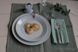 Met ricotta gevulde ravioli in een salie botersaus