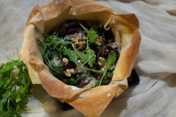 Hartig taartje met rode uien, gorgonzola en rucola