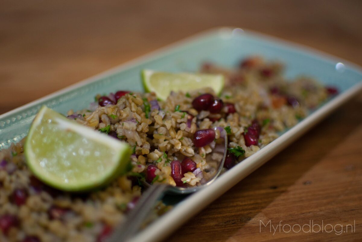 Freekeh met granaatappel, rode ui en peterselie