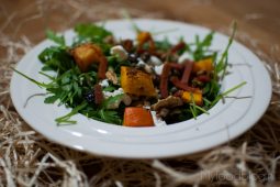 Lekkere vega herfstsalade met pompoen, geitenkaas en rozijnen