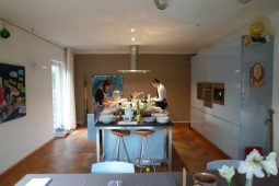 Kiprollade met feta, salie, citroen en walnoten op een pompoenmousseline