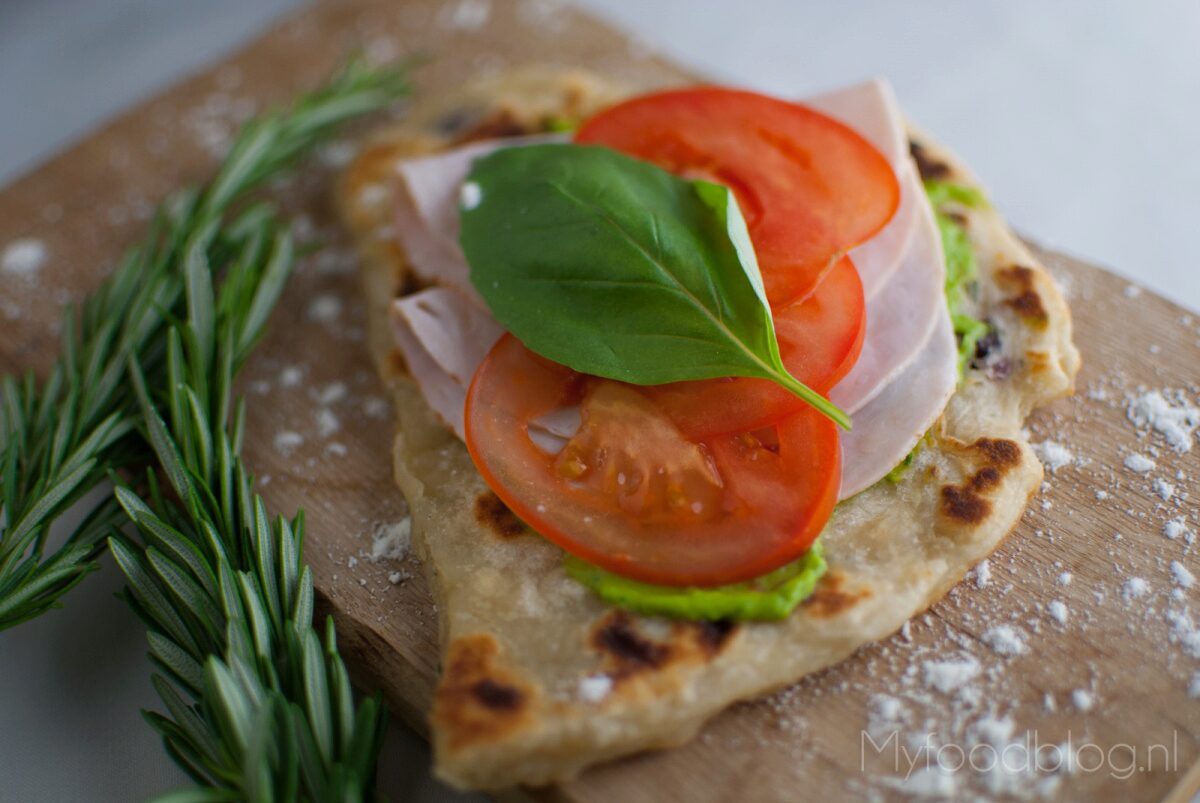 Flatbread met avocadospread en kalkoen My Food Blog