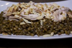 Freekeh met kip en yoghurtsaus