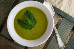Groene doperwtensoep met munt