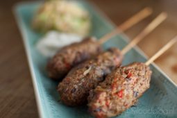 Authentieke Turkse Köfte bereid in de rookoven (of BBQ)