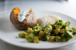 Kabeljauw met avocadosalsa en gepofte zoete aardappels