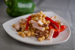 De perfecte pre-workout salade met kikkererwten, kip en dadels