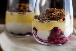 Gezond dessert met vanille, ananas en framboos