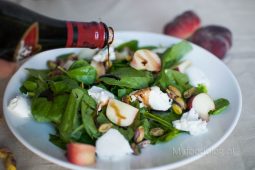 Zomerse salade met perzik en mozzarella