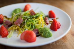 Courgetti met pesto, aardbeien en rookvlees