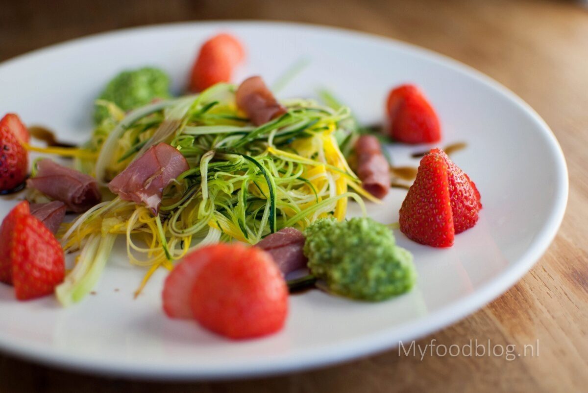 Courgetti met pesto, aardbeien en rookvlees