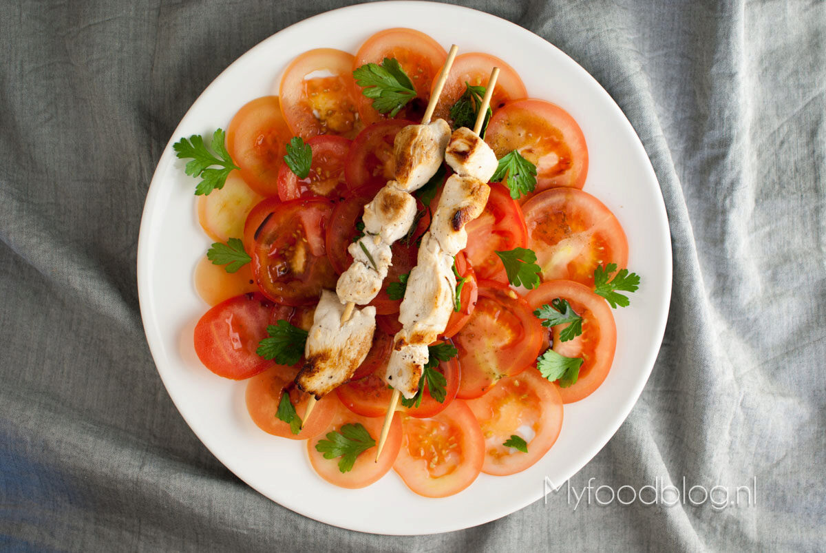 Citroenkip spiesjes met tomatensalade
