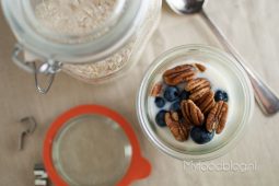 Overnight oats met blauwe bessen en pecannoten