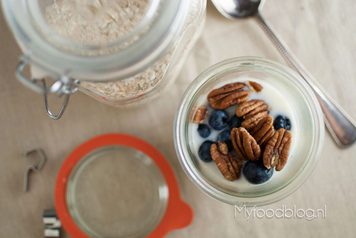 Overnight oats met blauwe bessen en pecannoten