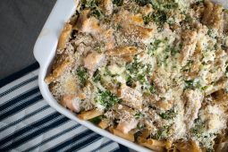 Pasta uit de oven met zalm, prei en boerenkool