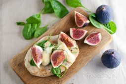 Naan pizza met vijgen en taleggio