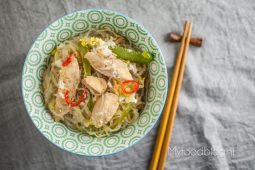 Rijst noodles met kip en lekker veel groenten