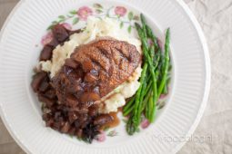 Eendenborstfilet met perencompôte, aardappelpuree en groene asperges
