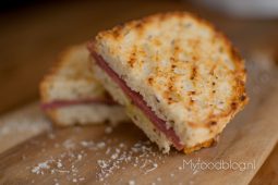 Luxe tosti met pastrami, Parmezaan en truffel