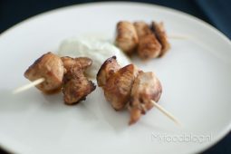 Snelle kipspiesjes met yoghurt saus