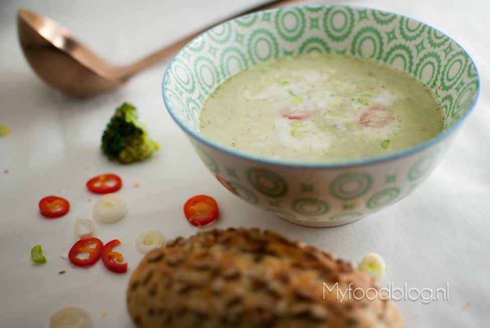 Aziatische broccoli soep met een vleugje kokos