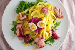 Pasta met zalm en kwartelei