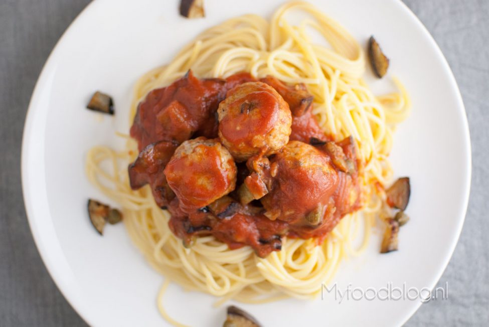 Spaghetti met kipgehaktballen en aubergine