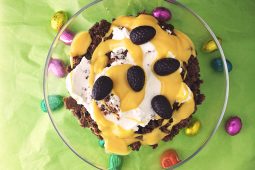 Paas trifle (met advocaat, chocolade en banaan)