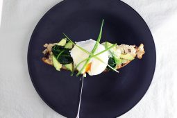 Brood met gepocheerde eieren en hollandaisesaus