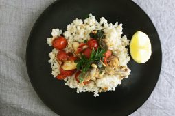 Parelcouscous met tomaten en makreel